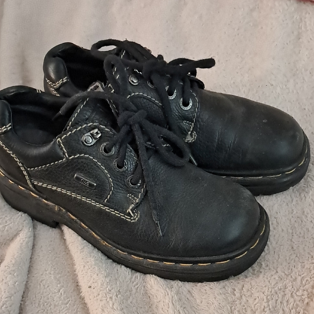 Dr Martens Black Leather Shoes. Size 40 Some wear. Check Photos
